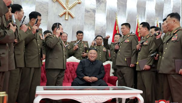 Ким Чен Ын позирует после вручения памятных пистолетов офицерам ВС КНДР - 俄罗斯卫星通讯社