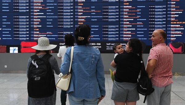 Пассажиры у электронного табло в терминале B аэропорта Шереметьево - 俄罗斯卫星通讯社