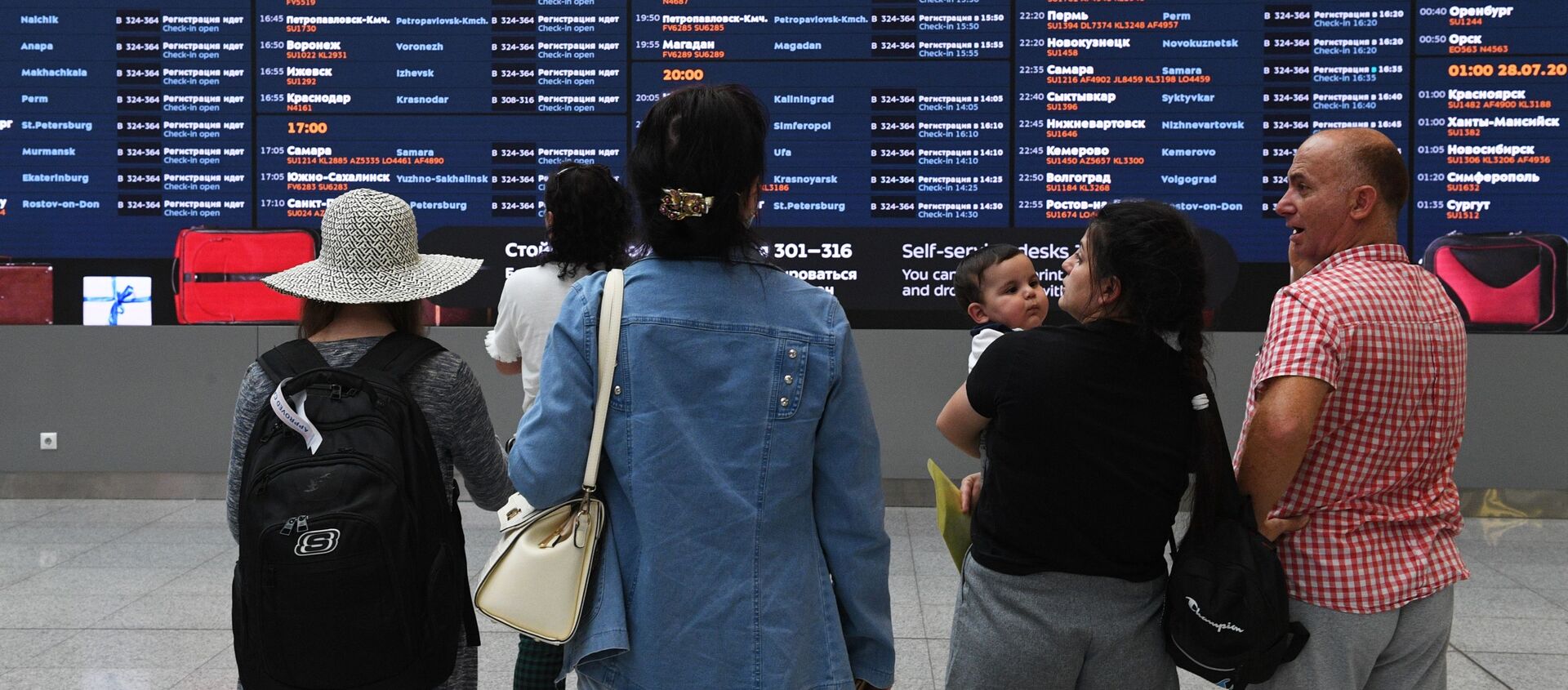 Пассажиры у электронного табло в терминале B аэропорта Шереметьево - 俄罗斯卫星通讯社, 1920, 01.04.2021