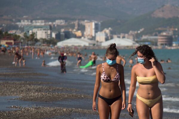 Девушки в защитных масках на пляже Мизерикордия в Малаге, Испания  - 俄罗斯卫星通讯社