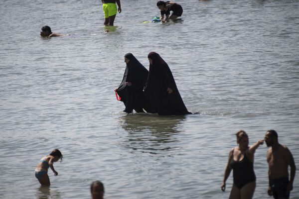 Мусульманки в чадре купаются в море на пляже в Марселе, Франция  - 俄罗斯卫星通讯社