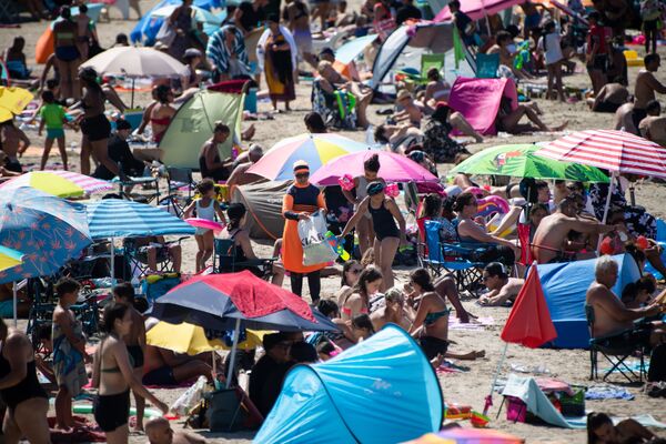 Люди на пляже Пуант-Руж в Марселе, Франция  - 俄罗斯卫星通讯社