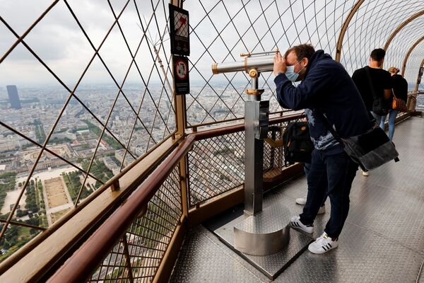 Мужчина у монокуляра на смотровой площадке на Эйфелевой башне, Париж  - 俄罗斯卫星通讯社
