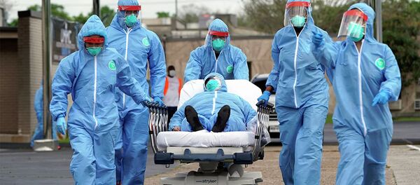 Пациента на носилках доставляют в Объединенный мемориальный медицинский центр в Хьюстоне - 俄罗斯卫星通讯社