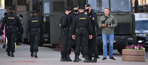 Возле ЦИК Белоруссии выстроилась очередь граждан для подачи обращений Возле ЦИК Белоруссии выстроилась очередь граждан для подачи обращений - 俄罗斯卫星通讯社