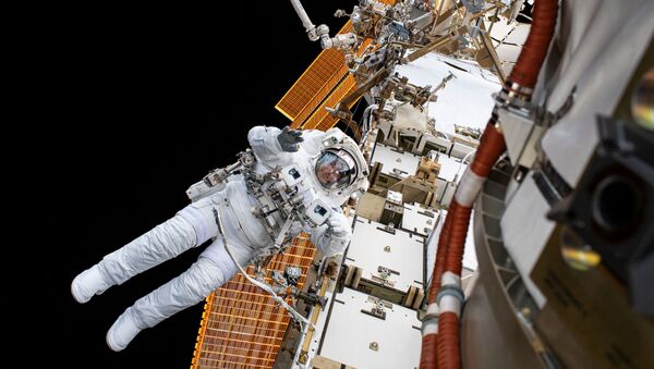  Астронавт НАСА Крис Кэссиди в открытом космосе  - 俄罗斯卫星通讯社