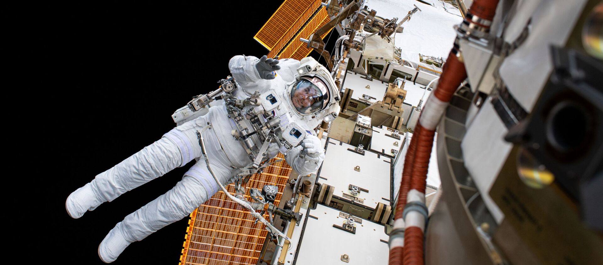  Астронавт НАСА Крис Кэссиди в открытом космосе  - 俄羅斯衛星通訊社, 1920, 03.08.2021