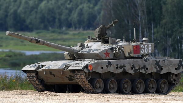 Экипаж команды армии Китая участвует в индивидуальной гонке соревнований по танковому биатлону Армейских международных Игр-2017  - 俄罗斯卫星通讯社