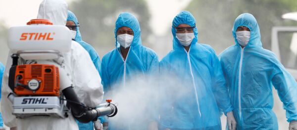 Медработник распыляет дезинфицирующее средство на вьетнамских строителей, прибывших из Экваториальной Гвинеи Медработник распыляет дезинфицирующее средство на вьетнамских строителей, прибывших из Экваториальной Гвинеи - 俄羅斯衛星通訊社