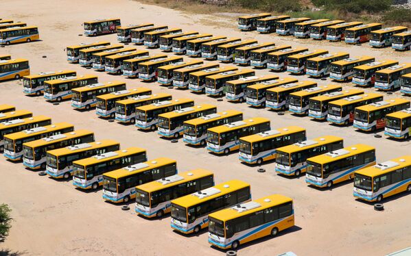 Общественные автобусы в Дананге после приостановки их работы из-за 15-дневного карантина, введенного из-за новой вспышки коронавируса - 俄羅斯衛星通訊社