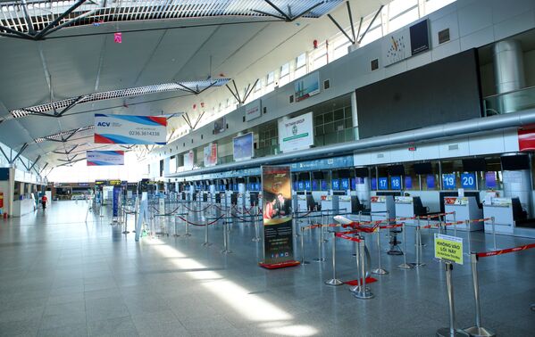 Пустые стойки в аэропорту Дананга, где был введен 15-дневный карантин из-за новой вспышки коронавируса - 俄罗斯卫星通讯社