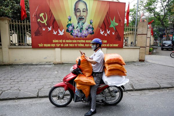Мужчина с мешками риса, предназначенным для малоимущих, в Ханое, Вьетнам - 俄罗斯卫星通讯社