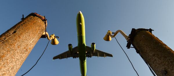 Пассажирский авиалайнер авиакомпании S7 Airlines над аэропортом Симферополя.  - 俄罗斯卫星通讯社