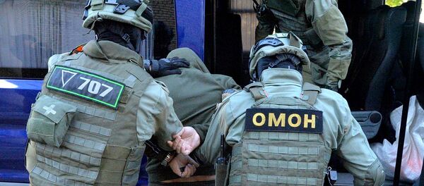 Сотрудники белорусского ОМОН задерживают правонарушителя - 俄罗斯卫星通讯社