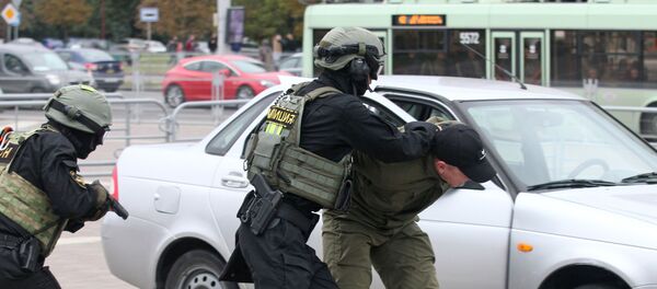 Сотрудники белорусского ОМОН проводят тренировочное задержание на одной из улиц Минска.  - 俄罗斯卫星通讯社