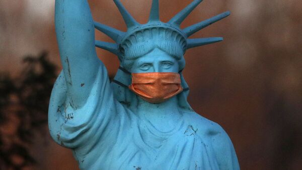 Реплика Статуи Свободы в защитной маске в штате Мэн, США - 俄罗斯卫星通讯社
