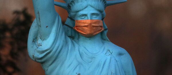 Реплика Статуи Свободы в защитной маске в штате Мэн, США - 俄罗斯卫星通讯社