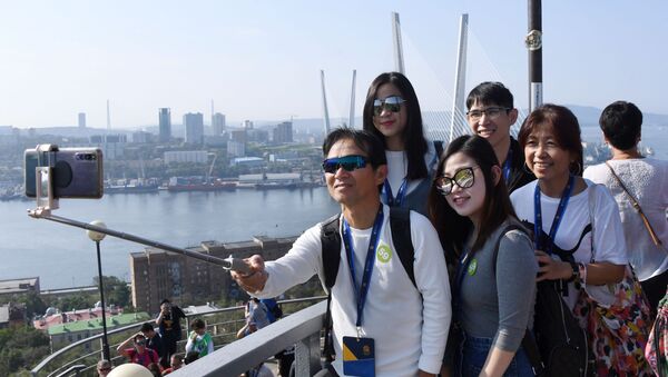 Туристы с круизного лайнера Spectrum of the Seas в порту Владивостока. Лайнер базируется в Шанхае и выполняет круизы в Японию. - 俄羅斯衛星通訊社