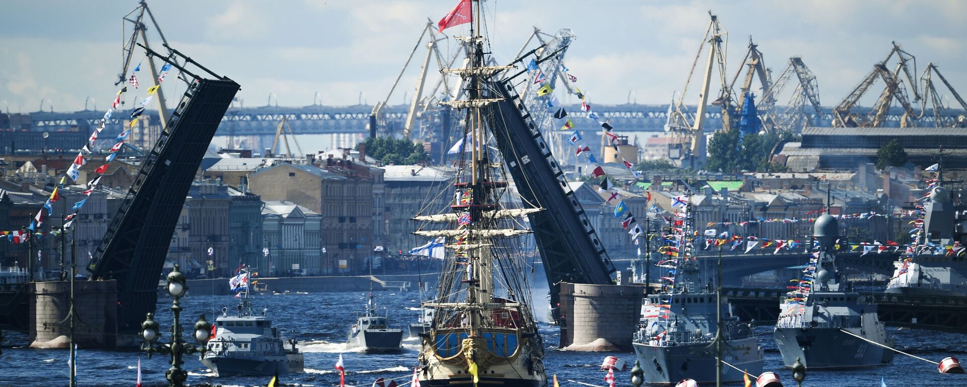 Парусный линейный корабль Полтава и корабли Балтийского флота в акватории Невы на Главном военно-морском параде России в Санкт-Петербурге - 俄羅斯衛星通訊社, 1920, 17.05.2021