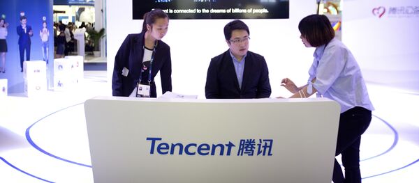 Сотрудники на стенде китайской технологической компании Tencent на Всемирной конференции по мобильному Интернету (GMIC) в Пекине - 俄罗斯卫星通讯社