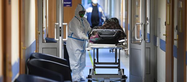 Врач и пациент в центральной клинической больнице РЖД-Медицина в Москве, где проходят лечение больные с COVID-19 Врач и пациент в центральной клинической больнице РЖД-Медицина в Москве, где проходят лечение больные с COVID-19 - 俄罗斯卫星通讯社