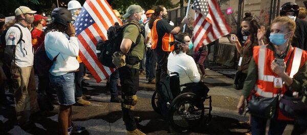 Участники акции протеста у здания суда в Портленде.  - 俄羅斯衛星通訊社