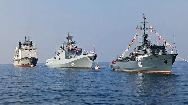 Корабли в составе постоянного оперативного соединения ВМФ России в Средиземном море участвуют в параде в День ВМФ РФ на рейде сирийского порта Тартус - 俄罗斯卫星通讯社