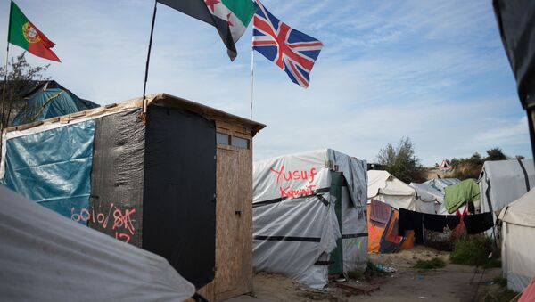 Стихийный лагерь мигрантов в пригороде города Кале на севере Франции - 俄罗斯卫星通讯社