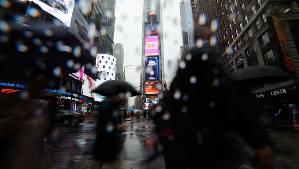 Площадь Таймс Сквер в Нью-Йорке во время дождя - 俄罗斯卫星通讯社