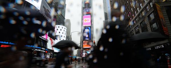 Площадь Таймс Сквер в Нью-Йорке во время дождя - 俄罗斯卫星通讯社
