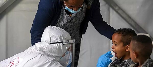 Медработник берет анализ на коронавирус у детей в Тель-Авиве - 俄罗斯卫星通讯社