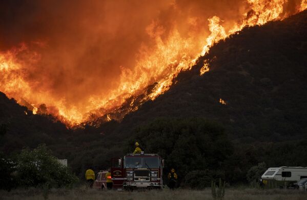 加利福尼亚州着火森林旁的消防员
 - 俄罗斯卫星通讯社