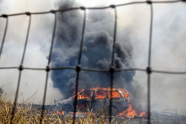 加利福尼亚州自然火灾中一辆着火的汽车 - 俄罗斯卫星通讯社