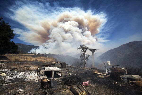 加里福尼亚自然火灾的烟 - 俄罗斯卫星通讯社