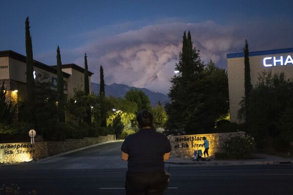 一名女子在观望加利福尼亚州火灾火情 - 俄罗斯卫星通讯社