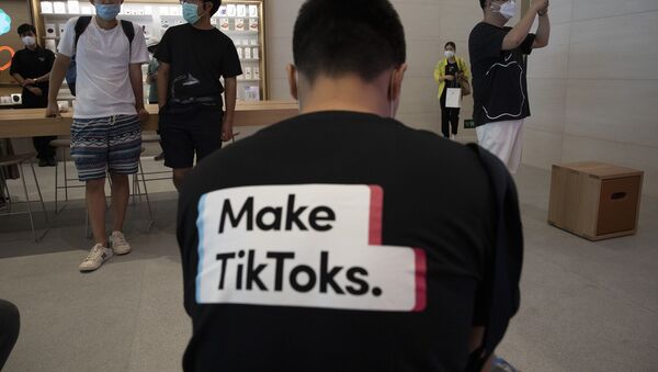 Мужчина в футболке TikTok - 俄罗斯卫星通讯社