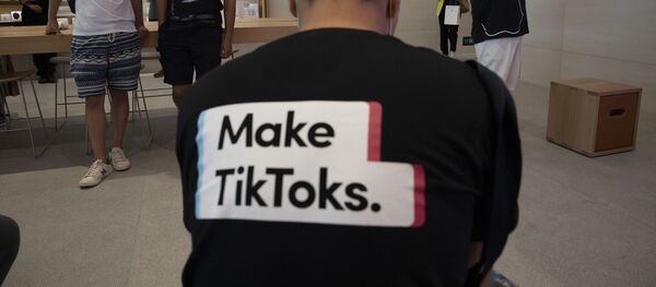 Мужчина в футболке TikTok - 俄罗斯卫星通讯社