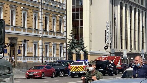 Сотрудники правоохранительных органов Украины возле бизнес-центре Леонардо в Киеве - 俄羅斯衛星通訊社