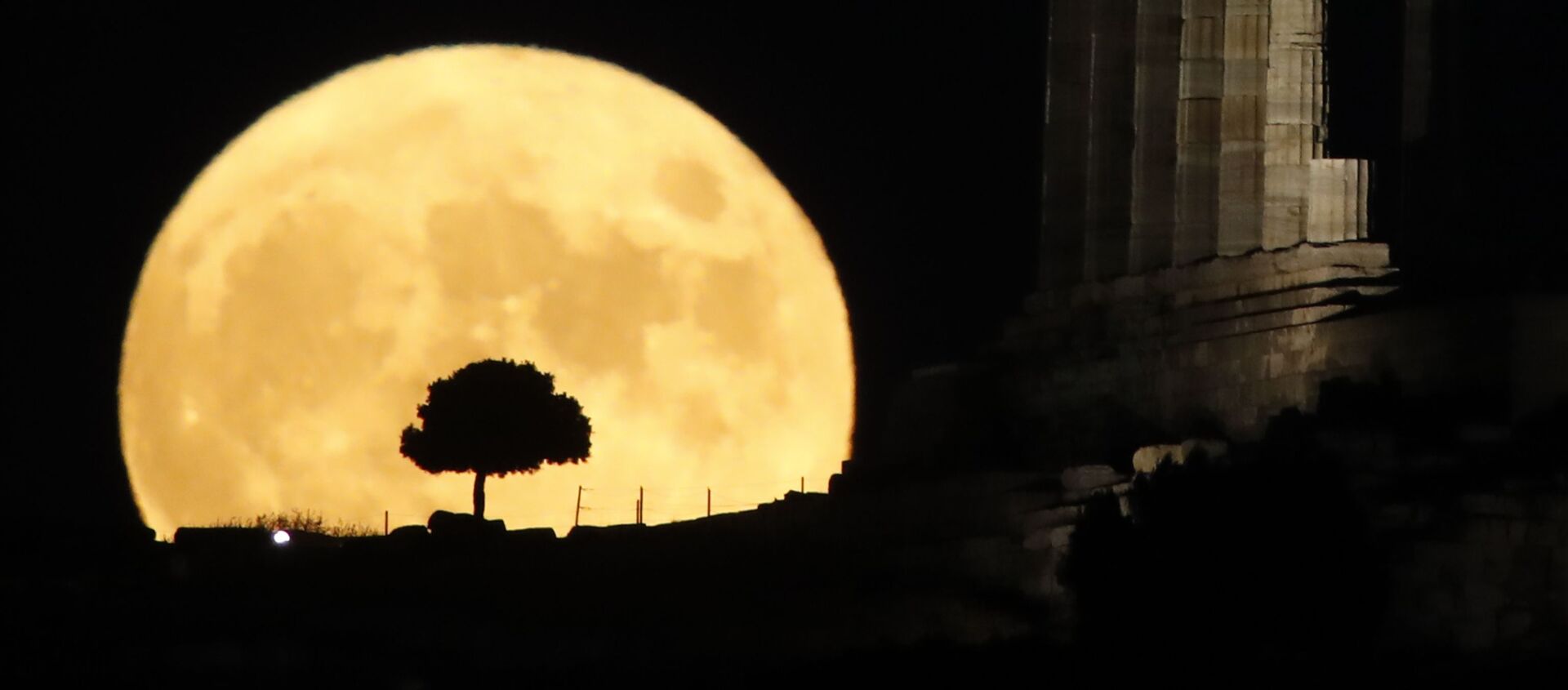 Луна во время восхода в Греции - 俄羅斯衛星通訊社, 1920, 18.03.2021