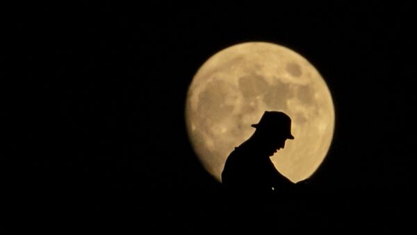Силуэт мужчины на фоне луны в Ираке  - 俄羅斯衛星通訊社