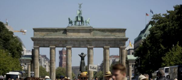 Участники протеста против введенных из-из COVID-19 ограничений в Берлине, Германия - 俄罗斯卫星通讯社