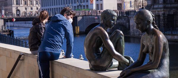 Горожане отдыхают на набережной в Берлине. - 俄羅斯衛星通訊社