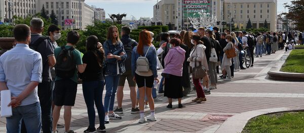 Очередь у здания ЦИК в Минске - 俄罗斯卫星通讯社