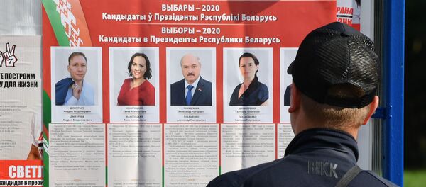  Стенд с информацией о кандидатах президентских выборов в парке Дружбы народов в Минске. - 俄罗斯卫星通讯社