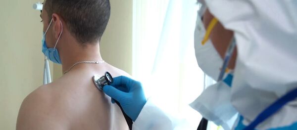Врач проводит ежедневный обход-осмотр участника испытаний вакцины от коронавируса в Главном военном клиническом госпитале имени Н. Н. Бурденко в Москве. - 俄罗斯卫星通讯社
