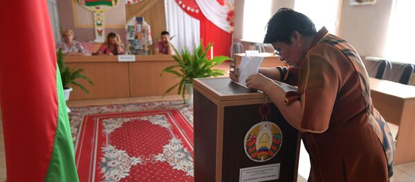 Женщина досрочно голосует на выборах президента Белоруссии - 俄羅斯衛星通訊社