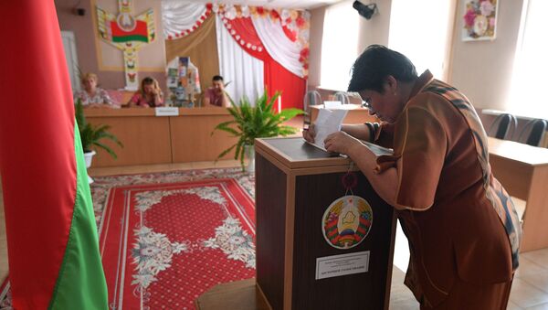 Женщина досрочно голосует на выборах президента Белоруссии - 俄罗斯卫星通讯社