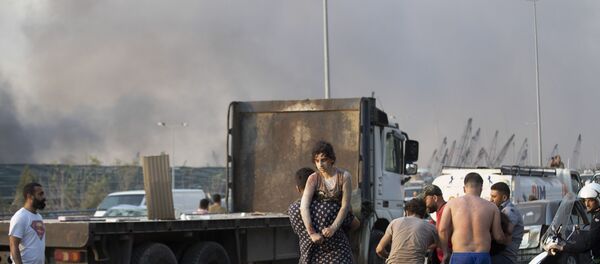 People evacuate wounded after of a massive explosion in Beirut, Lebanon - 俄羅斯衛星通訊社