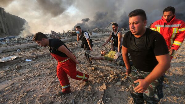 Пожарные выносят пострадавшего с места взрыва в Бейруте  - 俄罗斯卫星通讯社