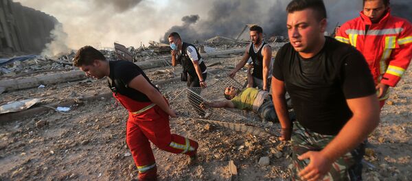 Пожарные выносят пострадавшего с места взрыва в Бейруте Пожарные выносят пострадавшего с места взрыва в Бейруте - 俄罗斯卫星通讯社